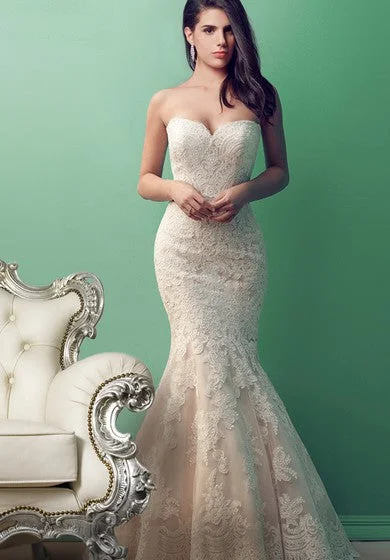 Glamorous Sweetheart Lace Trumpet Wedding Gown